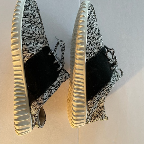 Madden Jettt Size 8.5. Black/ White Sneaker - Picture 4 of 8